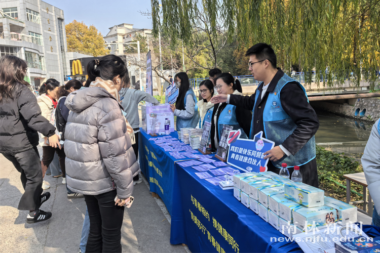 2025年12月1日我校开展世界艾滋病日科普活动2